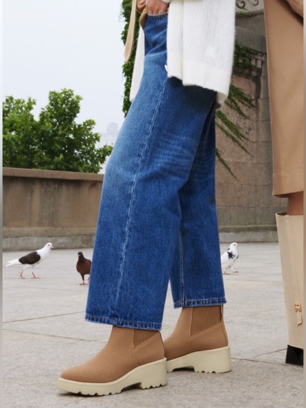 Vivaia Everly Chunky Chelsea Boots Size 8